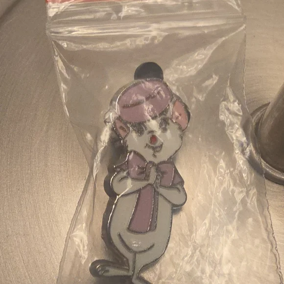 Disney Pin - Unique Mouse Disney Collector Trading Pin - Picture 3 of 4